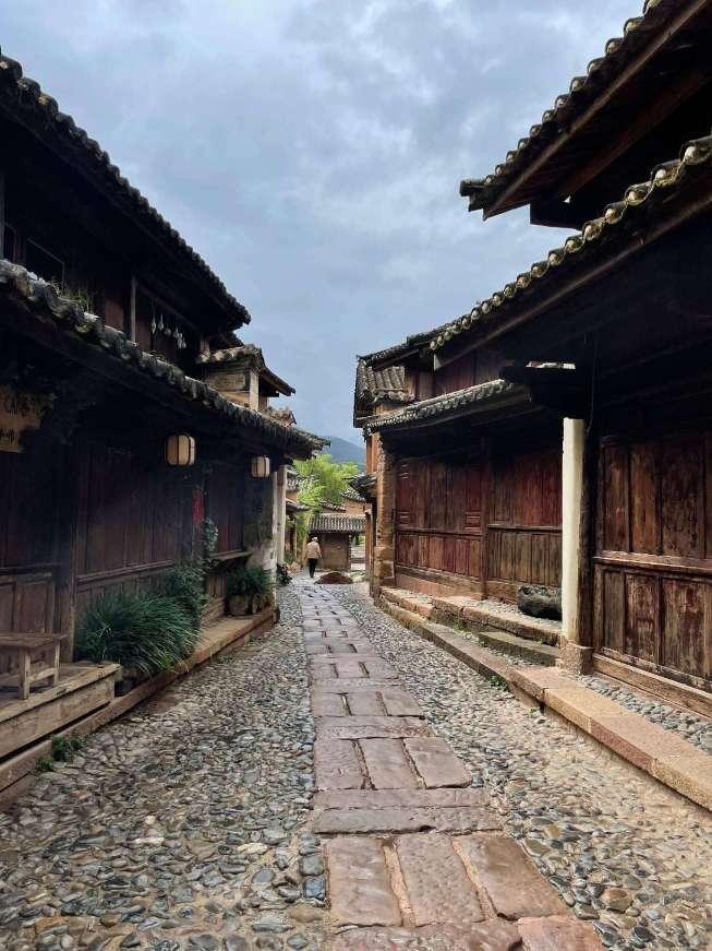 路遇垃圾箱着火 大三学生施救